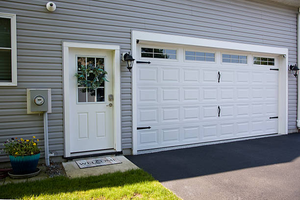 24/7 Emergency Garage Door Panel Replacement experts in Combee Settlement, FL